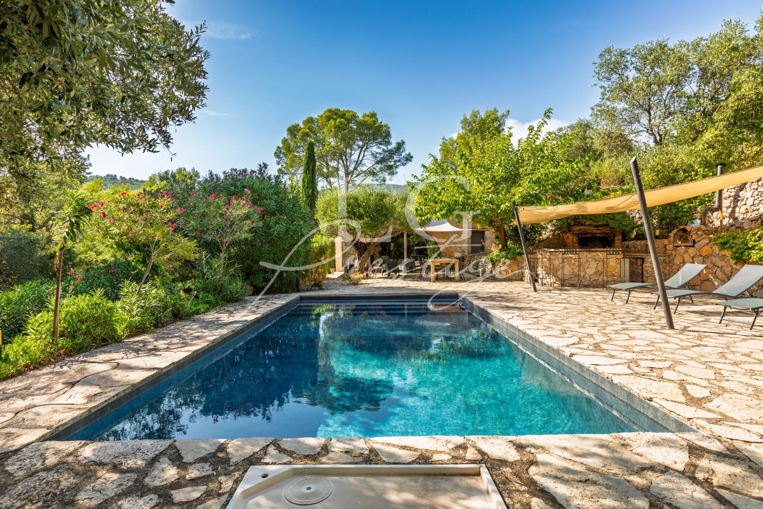 Provençal villa with swimming pool in Seillans Swimming pool of a Provençal villa surrounded by greenery in Seillans.