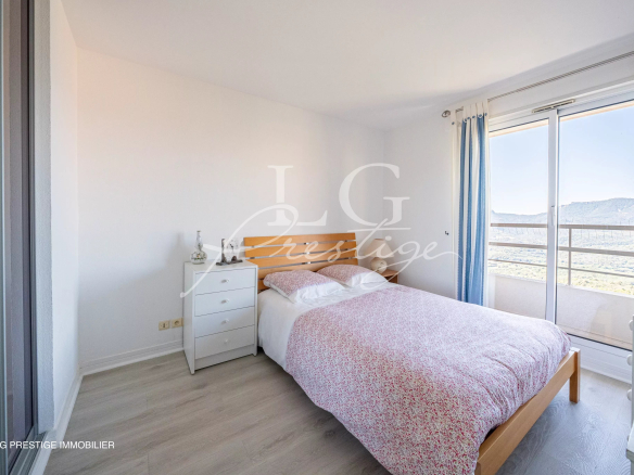 Room in an apartment with sea view in Mandelieu-la-Napoule, single bed and balcony.