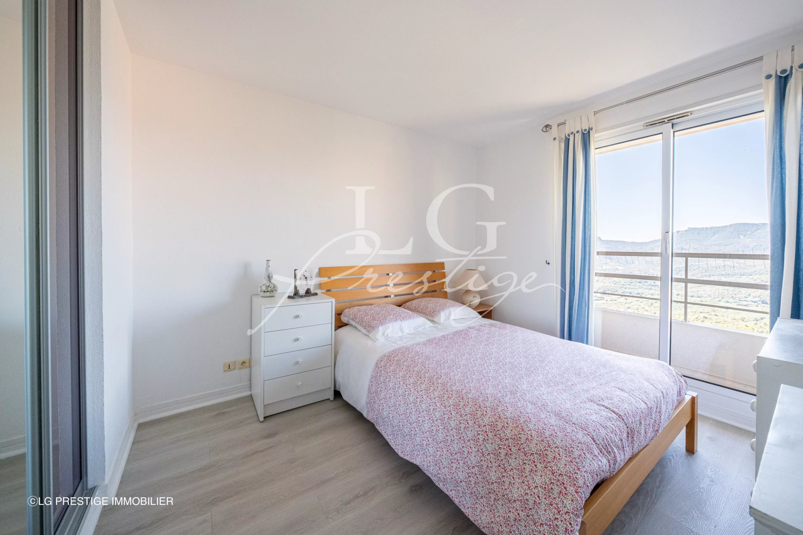 Room with a view in an apartment in Mandelieu-la-Napoule Room in an apartment with sea view in Mandelieu-la-Napoule, single bed and balcony.