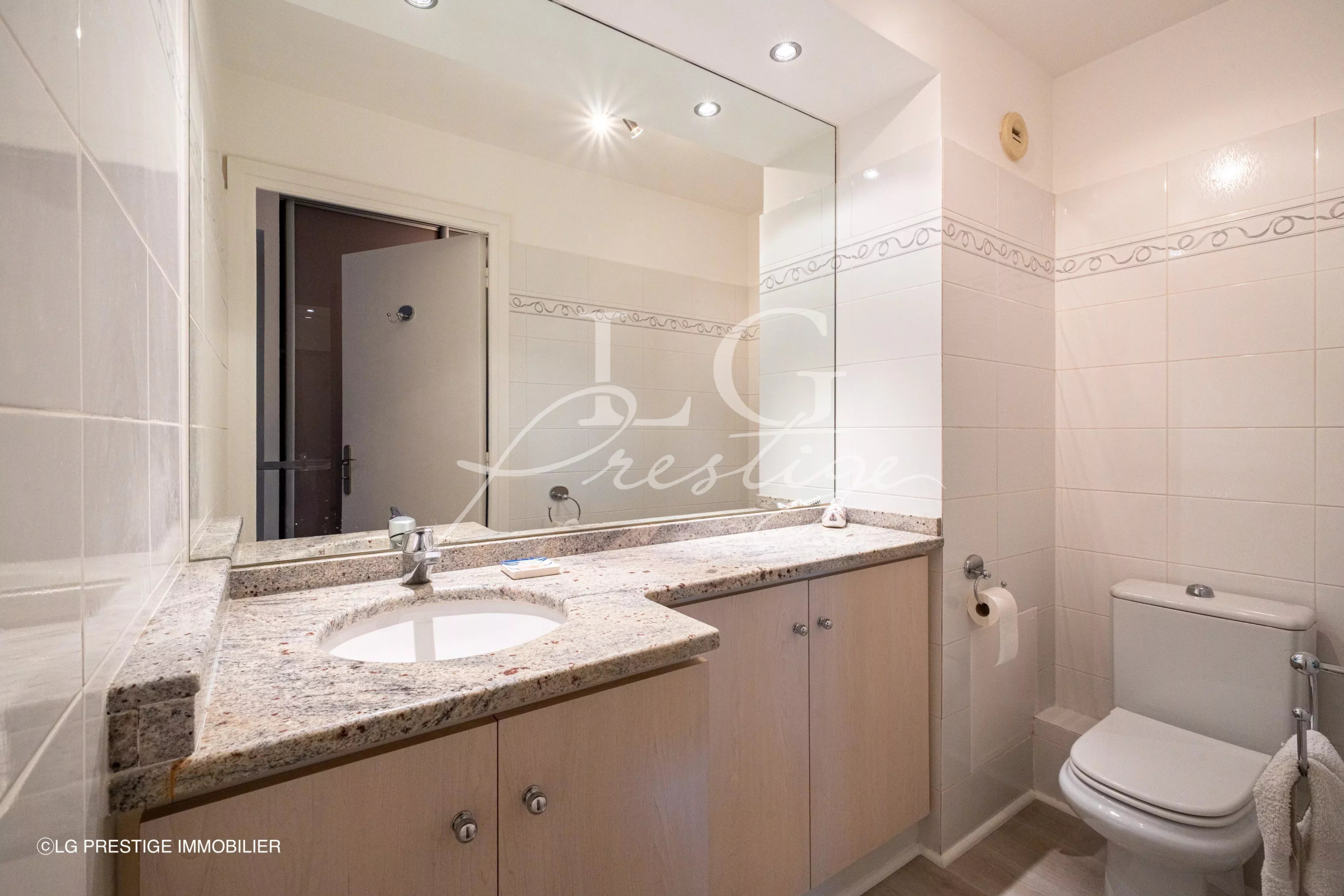 Bathroom of an apartment in Mandelieu-la-Napoule Bathroom with double sink and toilet in an apartment in Mandelieu-la-Napoule.