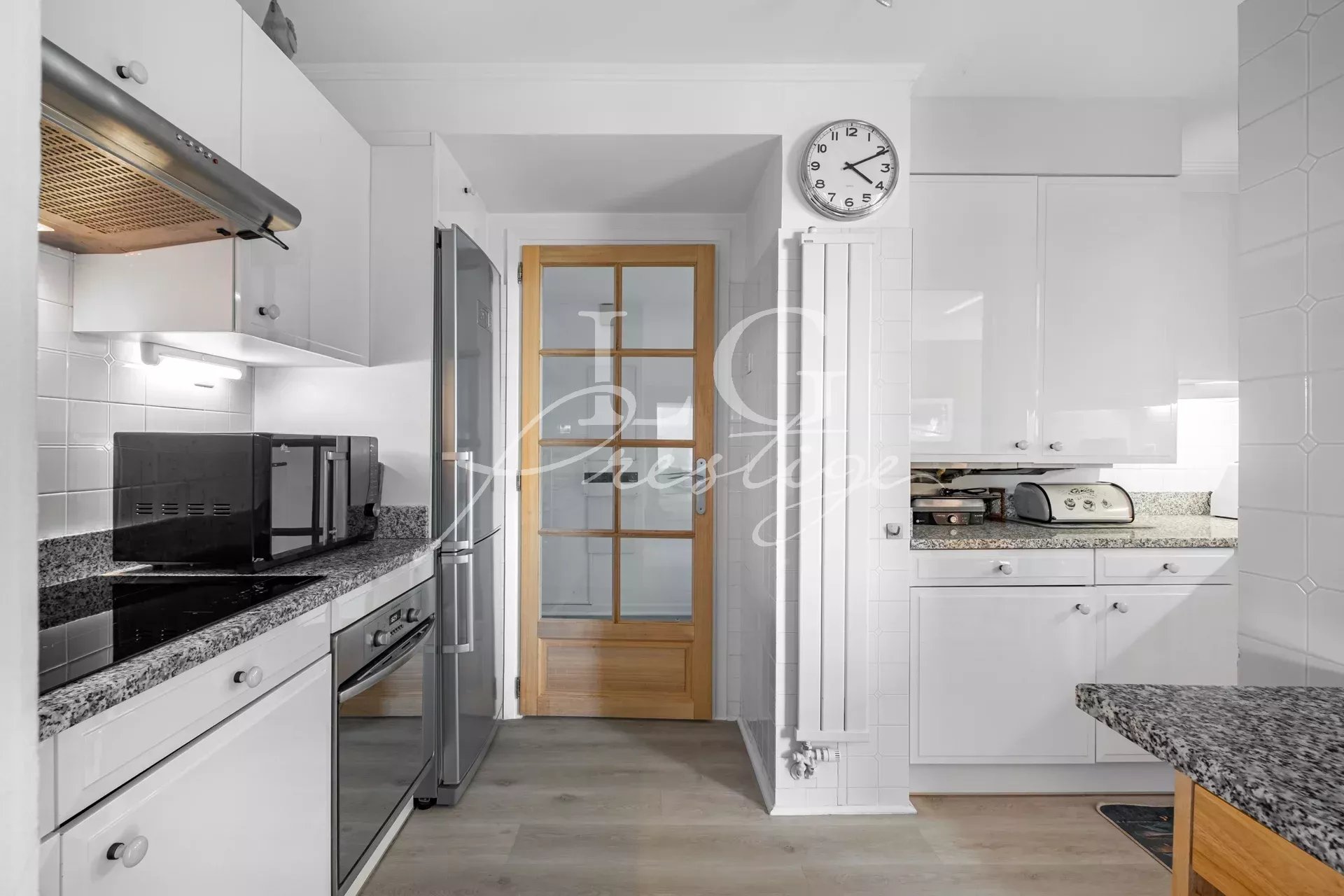 Kitchen of an apartment in Mandelieu-la-Napoule Modern kitchen with integrated appliances and granite worktop in an apartment in Mandelieu-la-Napoule.