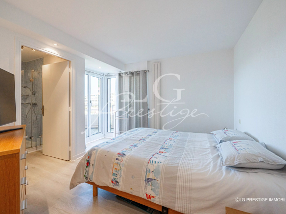 Room in a modern apartment with a double bed and access to a balcony.