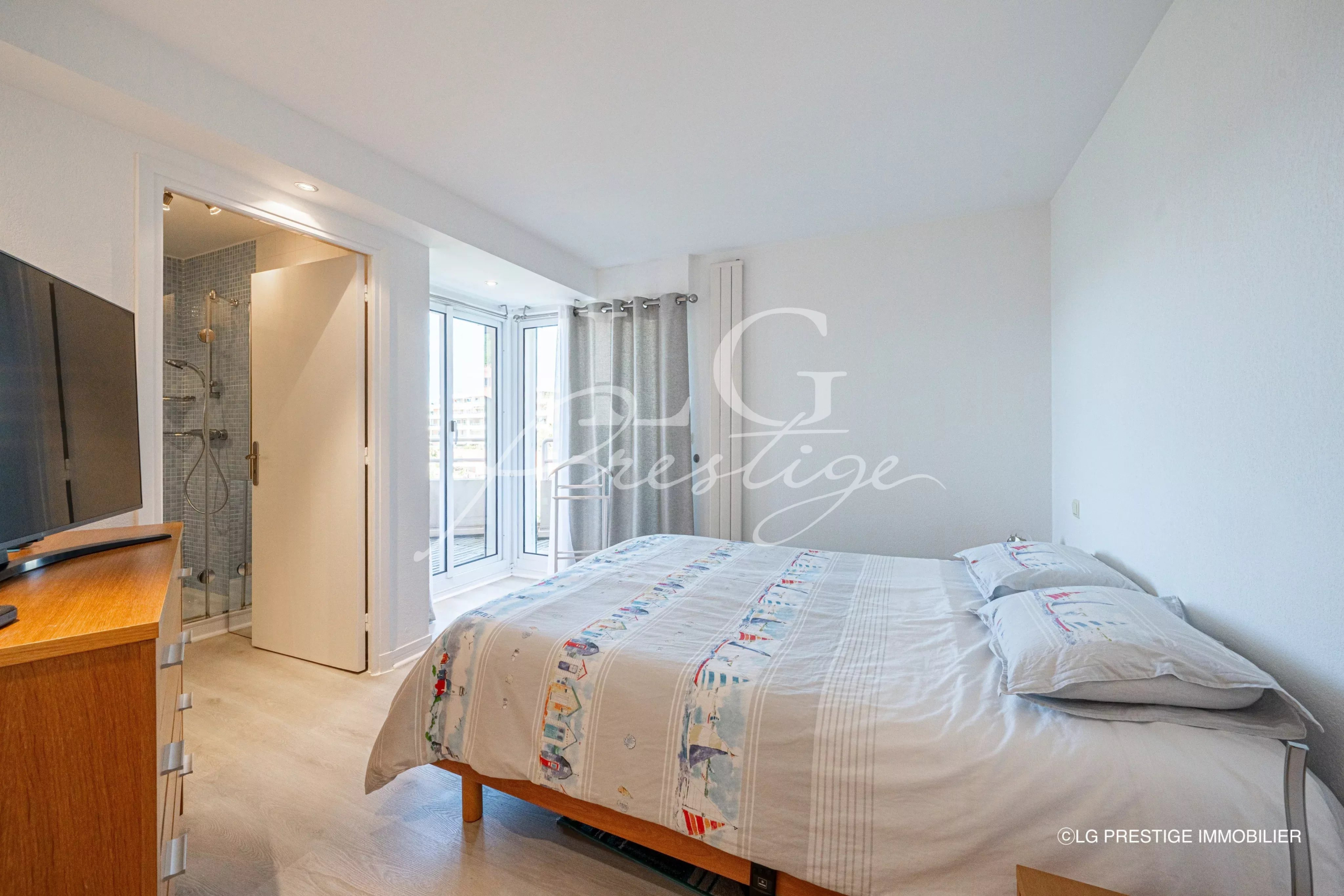 Apartment room in Mandelieu-la-Napoule Room in a modern apartment with a double bed and access to a balcony.