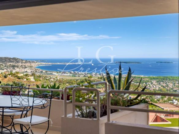 Panoramic sea view from an apartment with a terrace in Mandelieu-la-Napoule.