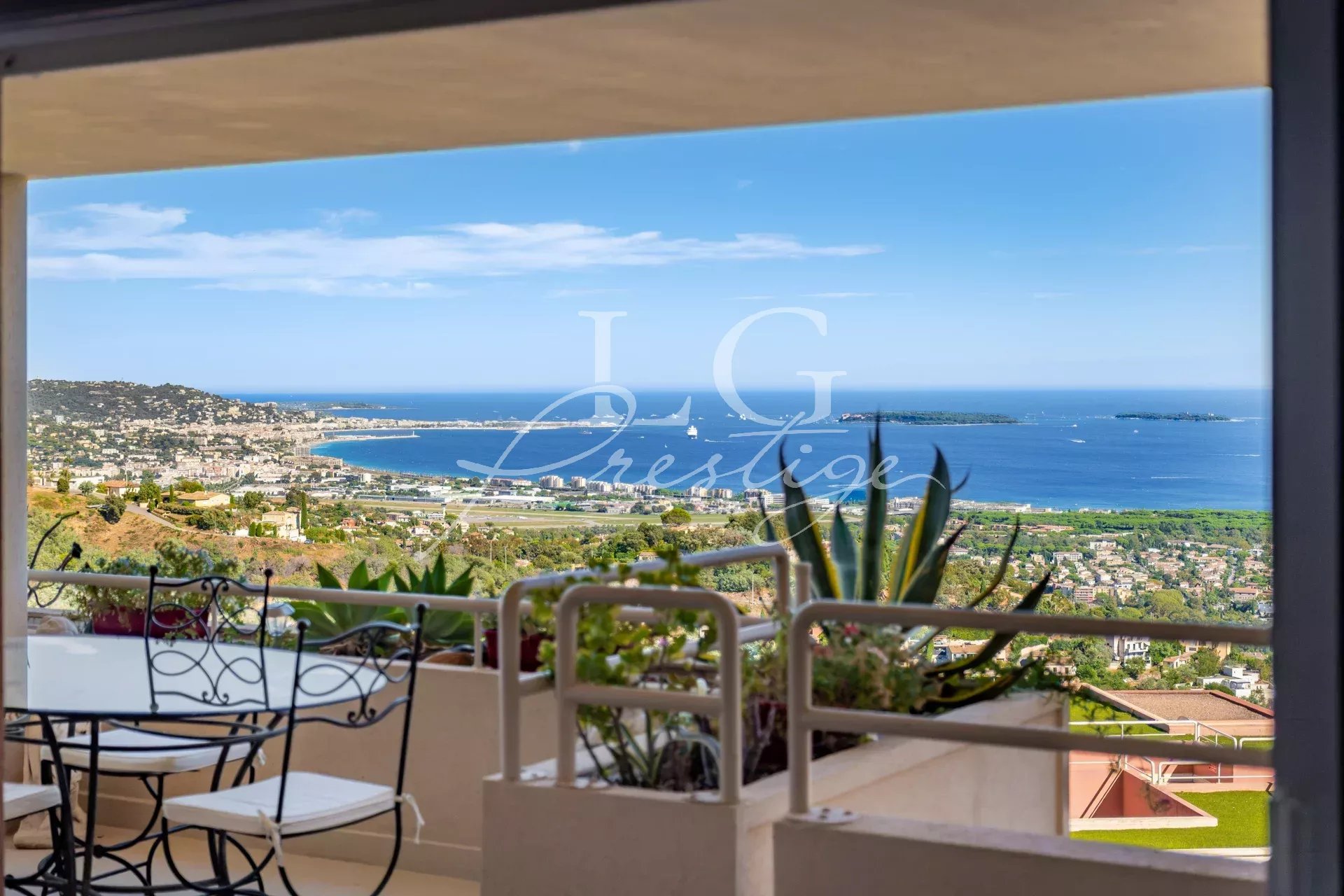 Apartment with sea view in Mandelieu-la-Napoule Panoramic sea view from an apartment with a terrace in Mandelieu-la-Napoule.