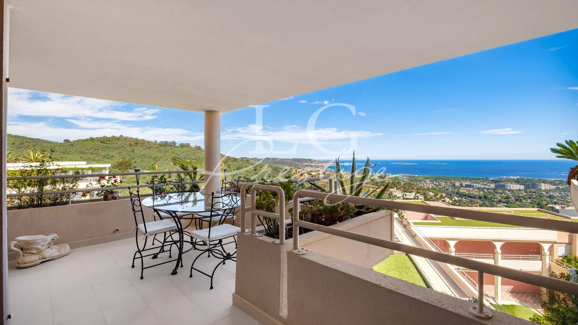 Terrace with sea view in Mandelieu-la-Napoule Apartment terrace with panoramic sea views in Mandelieu-la-Napoule.