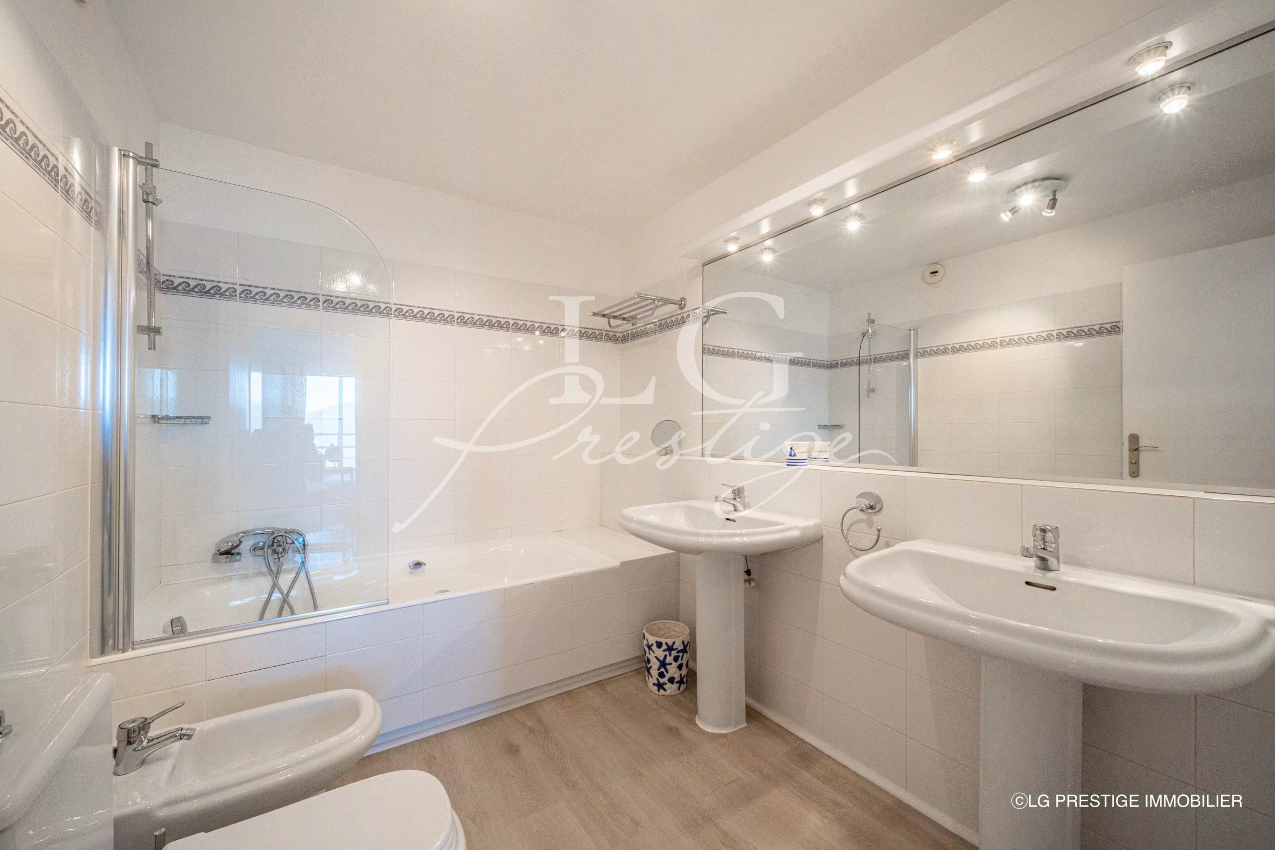 Bathroom of an apartment in Mandelieu-la-Napoule Modern bathroom with bathtub and double sink in an apartment in Mandelieu-la-Napoule.