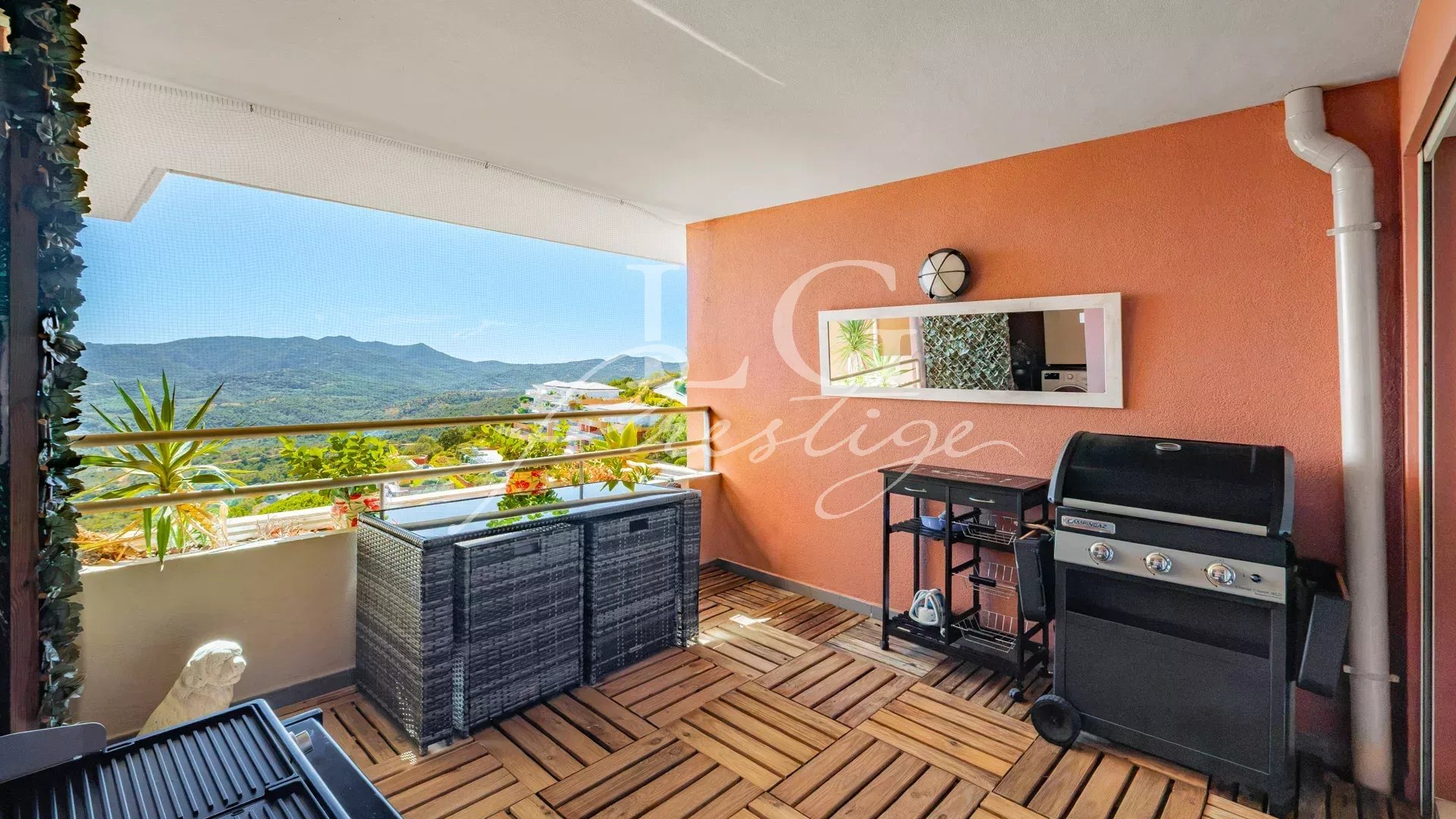 Terrace with sea view in Mandelieu-la-Napoule Apartment terrace with sea and mountain views, garden furniture and barbecue.