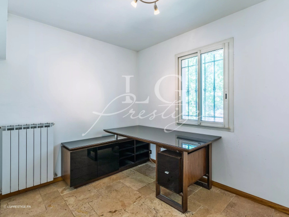 Bureau moderne avec un bureau en verre et une fenêtre, dans une maison à Fayence.