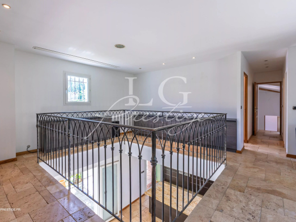 Intérieur d'une bastide provençale avec balustrade en fer forgé et lumière naturelle
