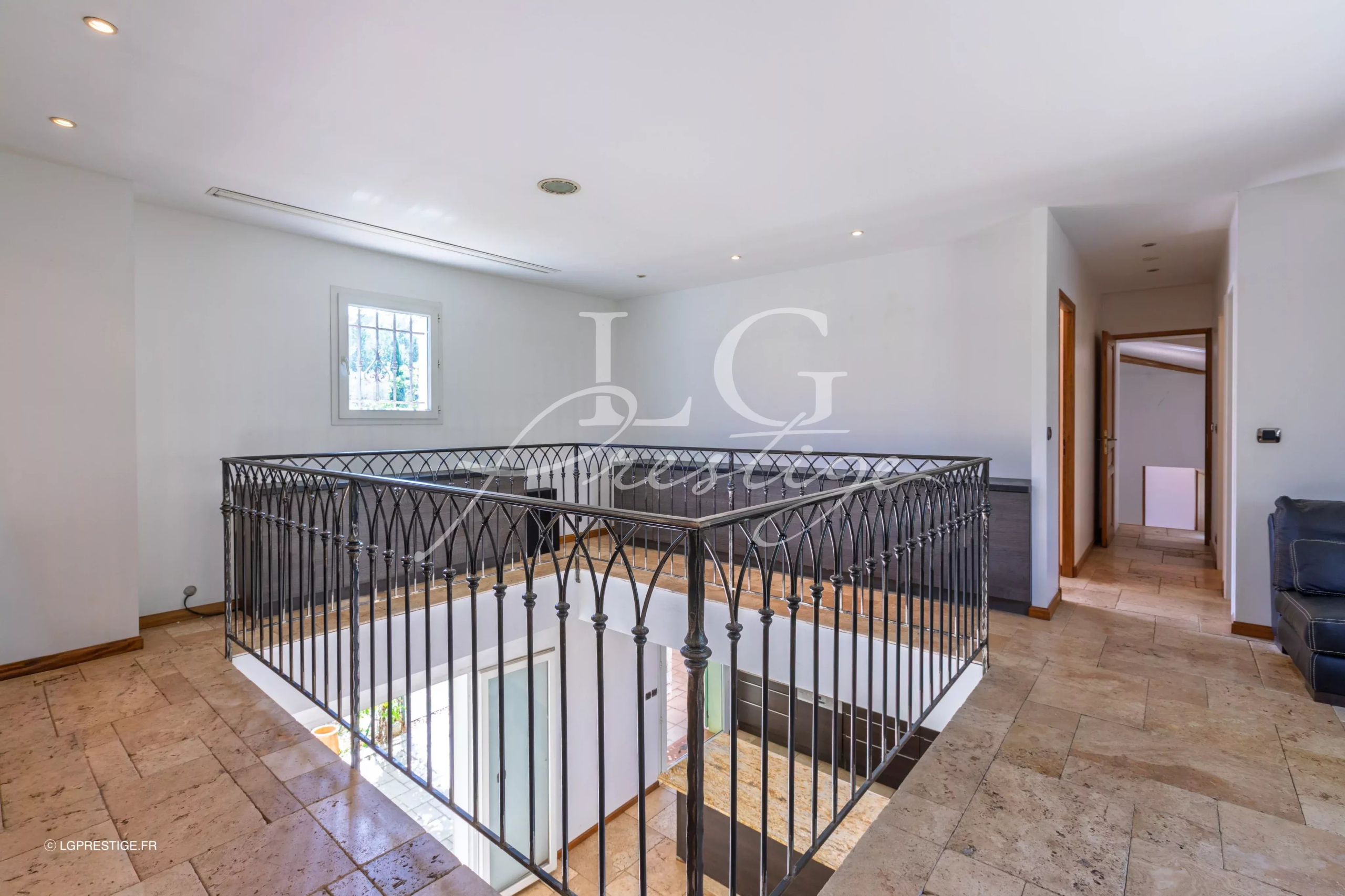 Intérieur d’une bastide à Fayence Intérieur d'une bastide provençale avec balustrade en fer forgé et lumière naturelle