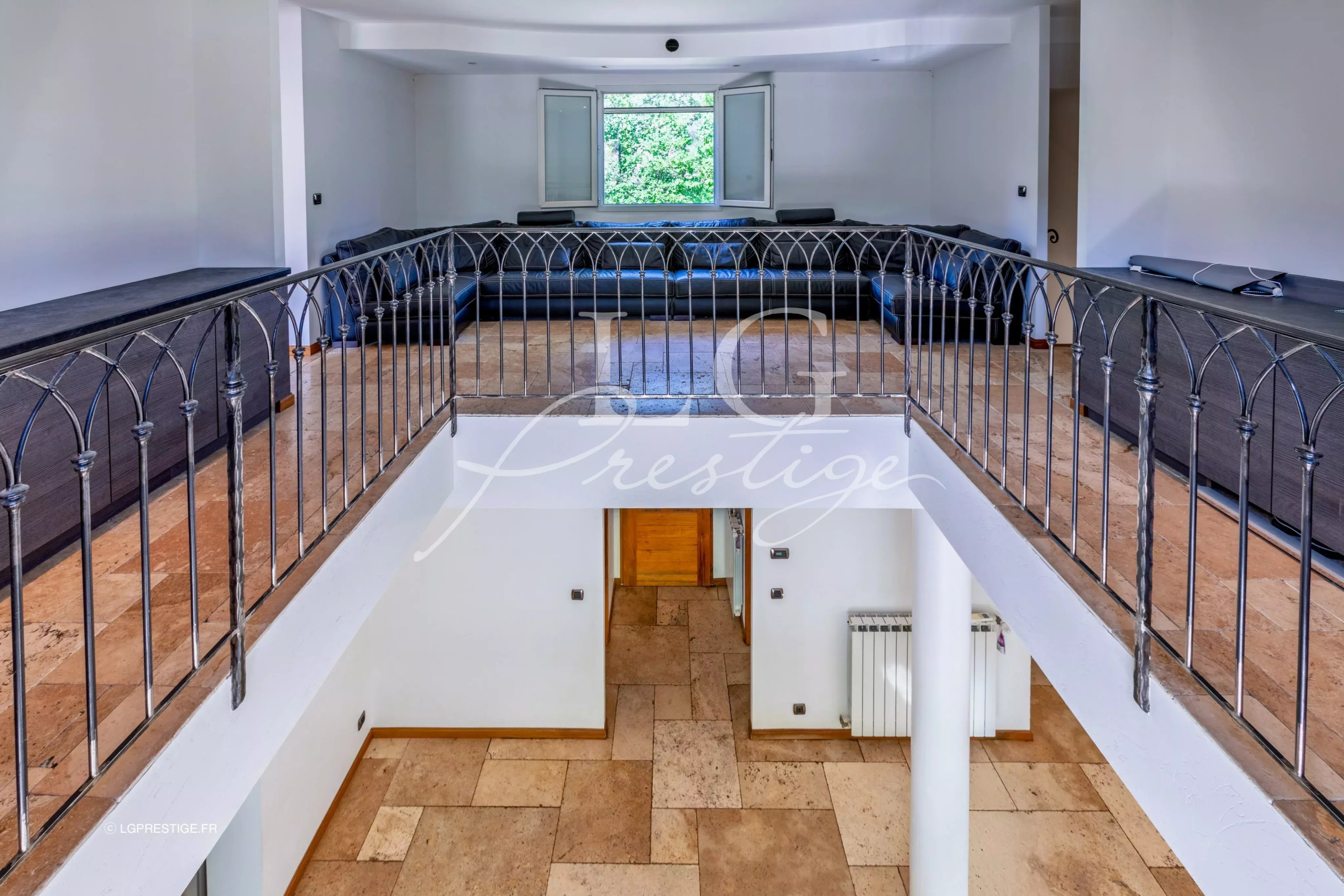 Intérieur d’une bastide provençale Intérieur d'une bastide provençale avec un grand salon et un balcon en fer forgé.