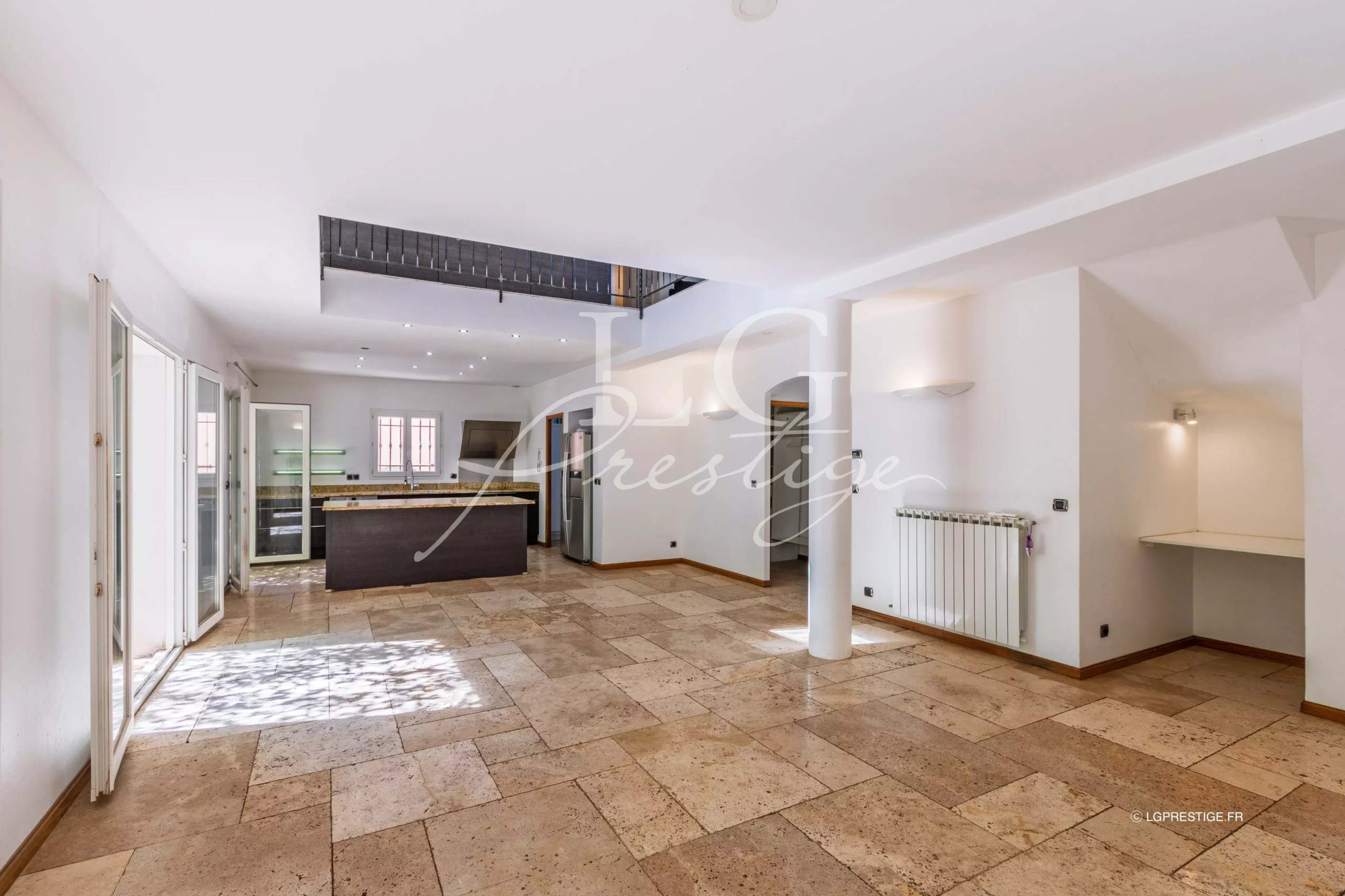Intérieur d’une bastide provençale Intérieur d'une bastide provençale avec sol en pierre et cuisine ouverte.