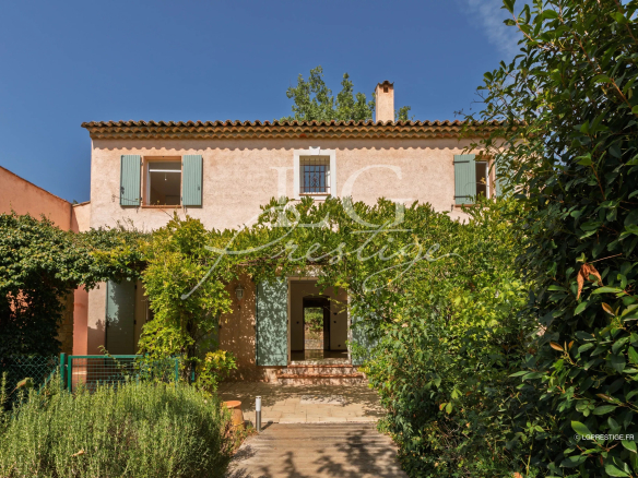 Bastide provençale avec jardin paysager à Fayence, façade ornée de plantes.