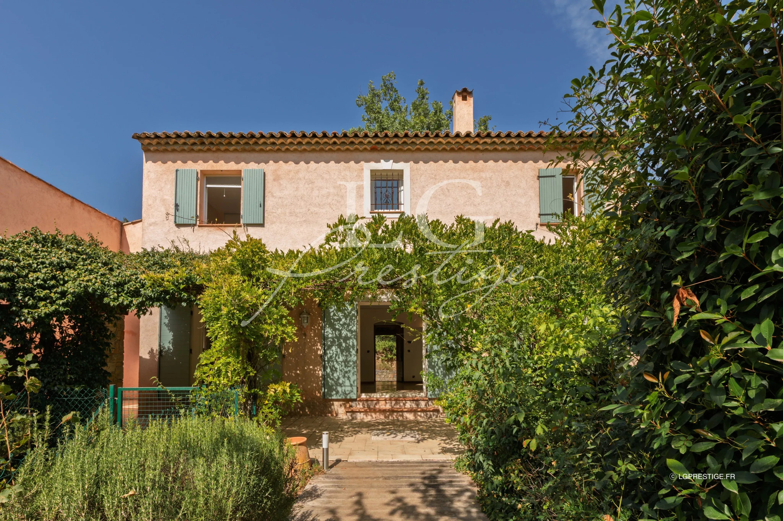 Bastide provençale à Fayence Bastide provençale avec jardin paysager à Fayence, façade ornée de plantes.