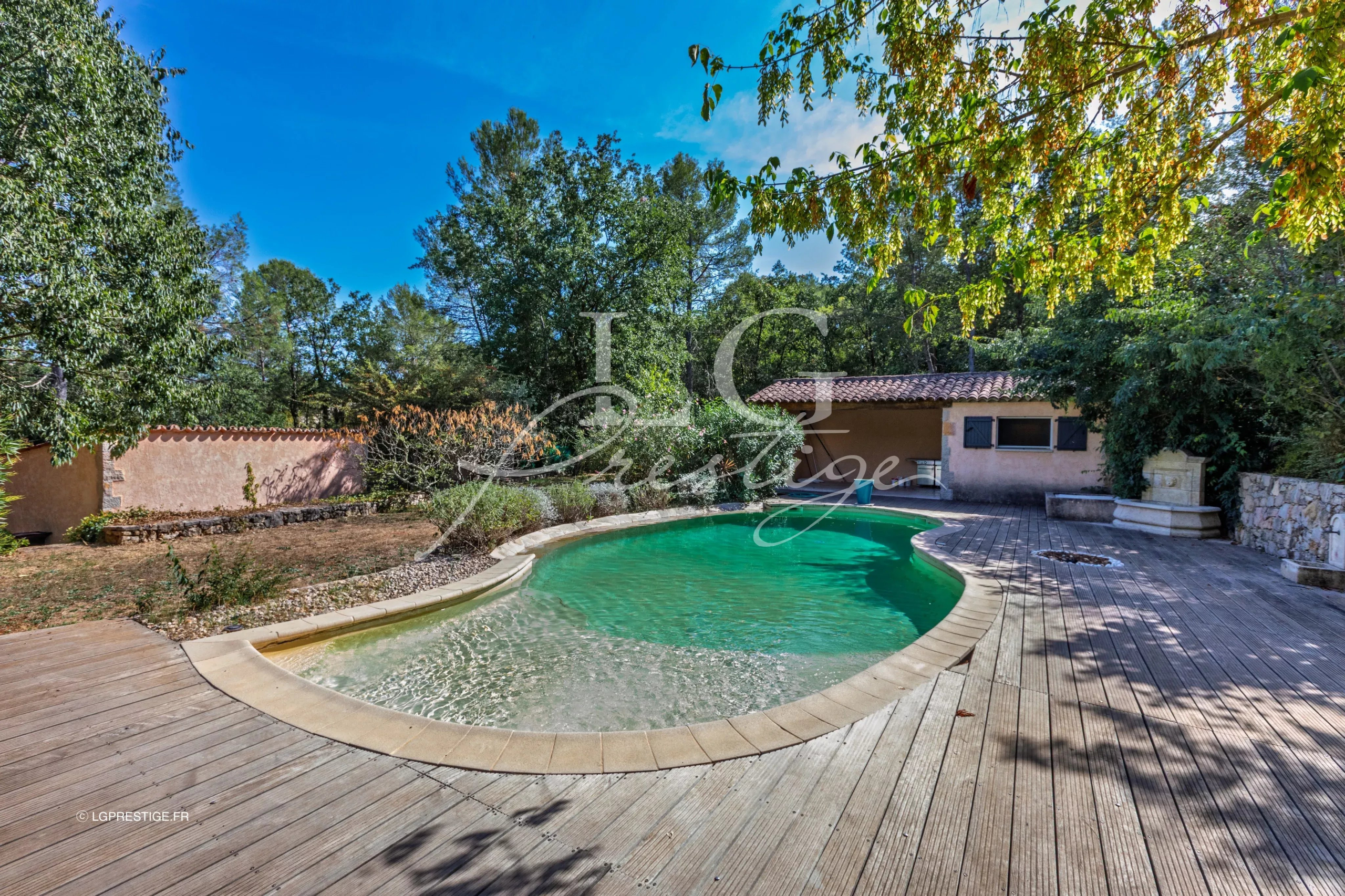 Bastide provençale avec piscine à Fayence Piscine entourée de bois et de verdure dans un jardin paysager à Fayence.