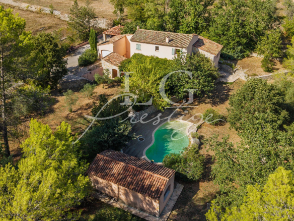 Vue aérienne d'une bastide provençale avec piscine et jardin paysager à Fayence.