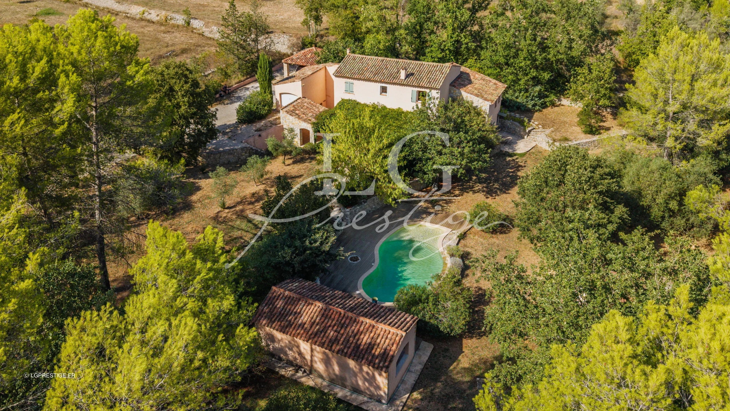 Bastide provençale avec piscine à Fayence Vue aérienne d'une bastide provençale avec piscine et jardin paysager à Fayence.