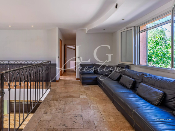 Intérieur d'une bastide provençale avec un salon spacieux et une décoration moderne.