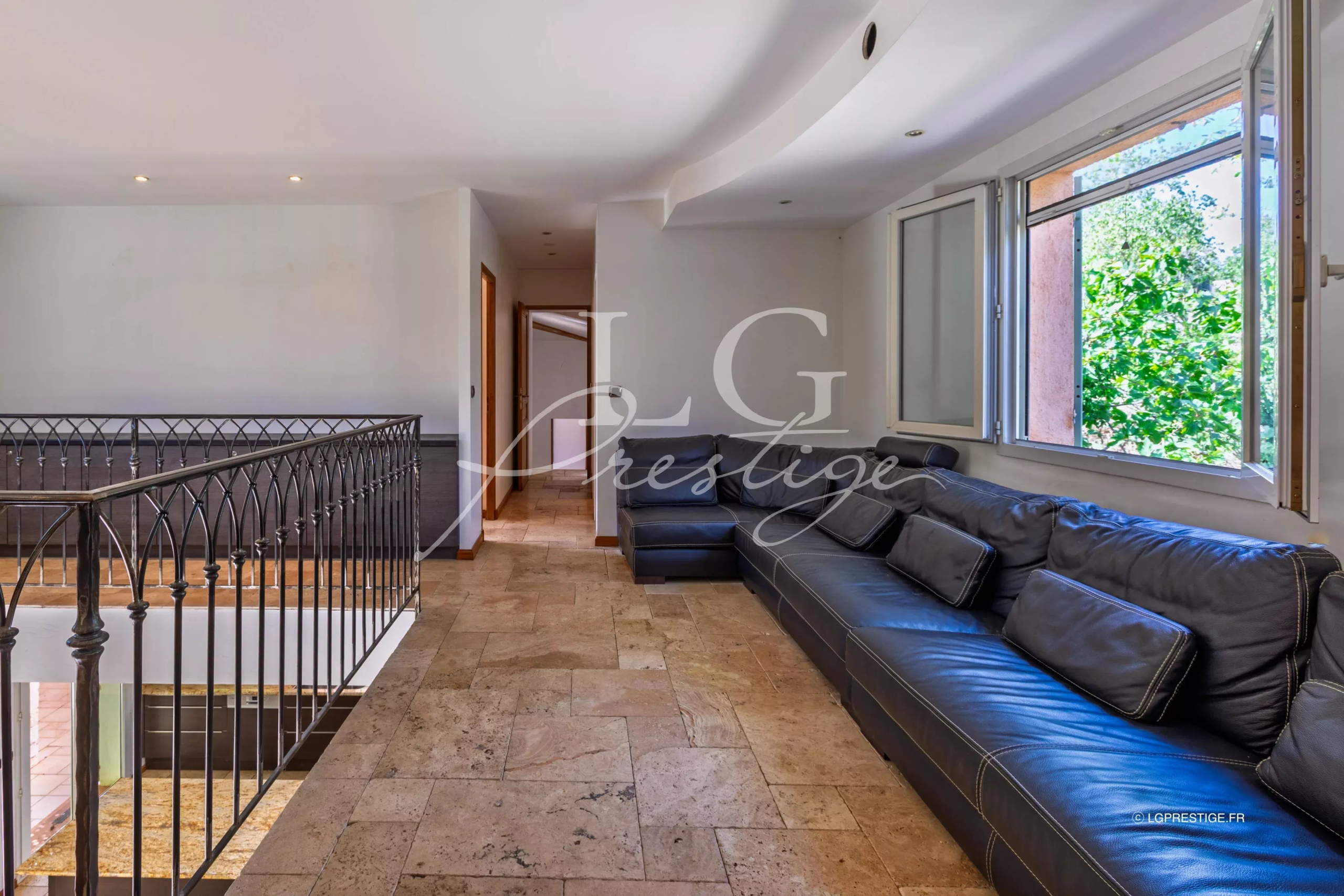 Intérieur d’une bastide à Fayence Intérieur d'une bastide provençale avec un salon spacieux et une décoration moderne.