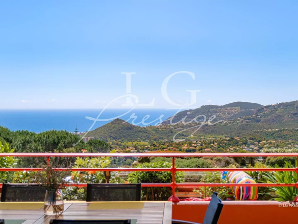 Vue panoramique sur la mer et le massif de l'Esterel depuis une terrasse à Mandelieu-la-Napoule.