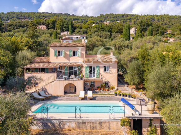 Renovated villa with swimming pool and sea view in Spéracèdes, surrounded by a green garden.