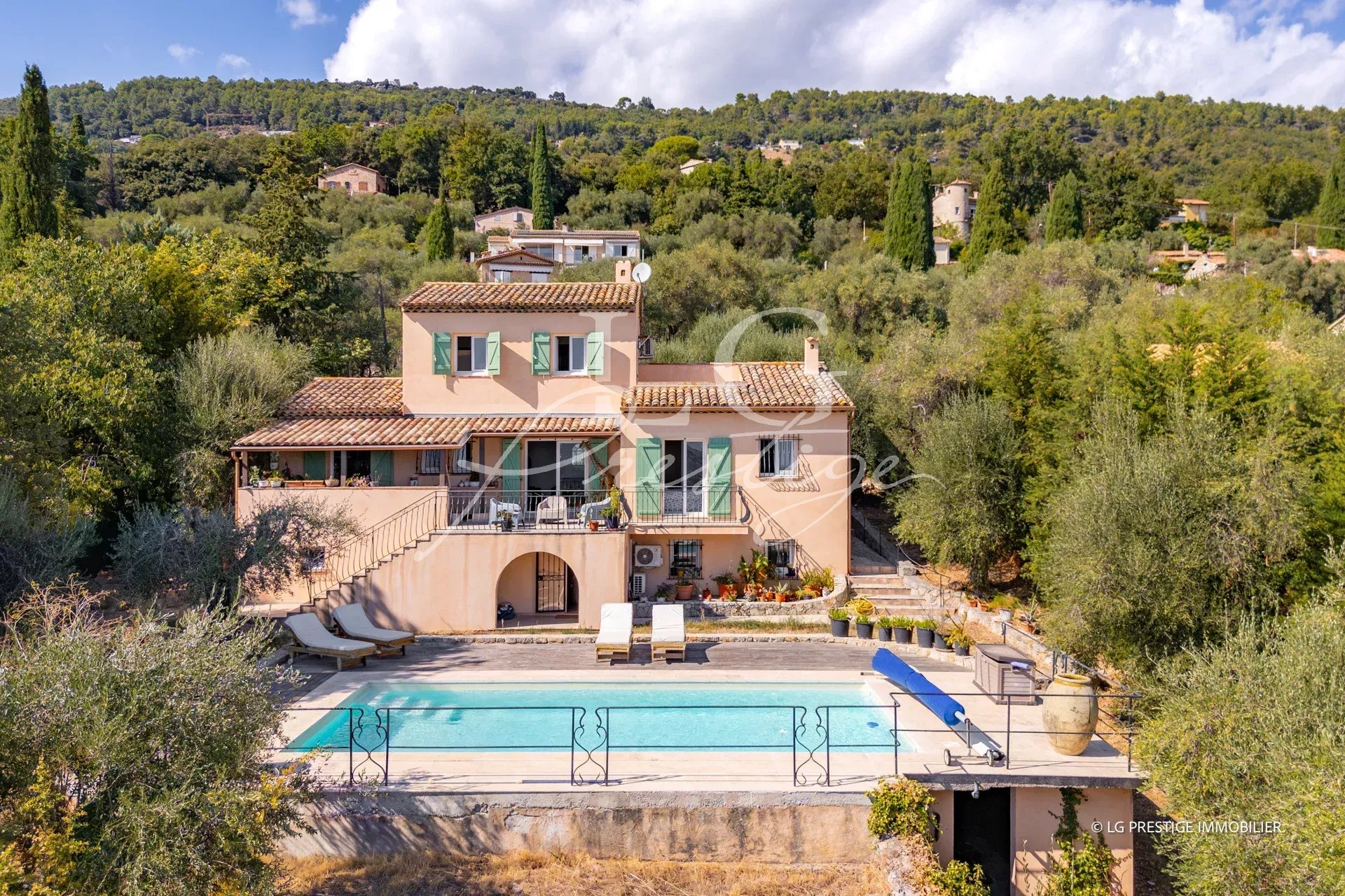 Turnkey villa in Spéracèdes Renovated villa with swimming pool and sea view in Spéracèdes, surrounded by a green garden.