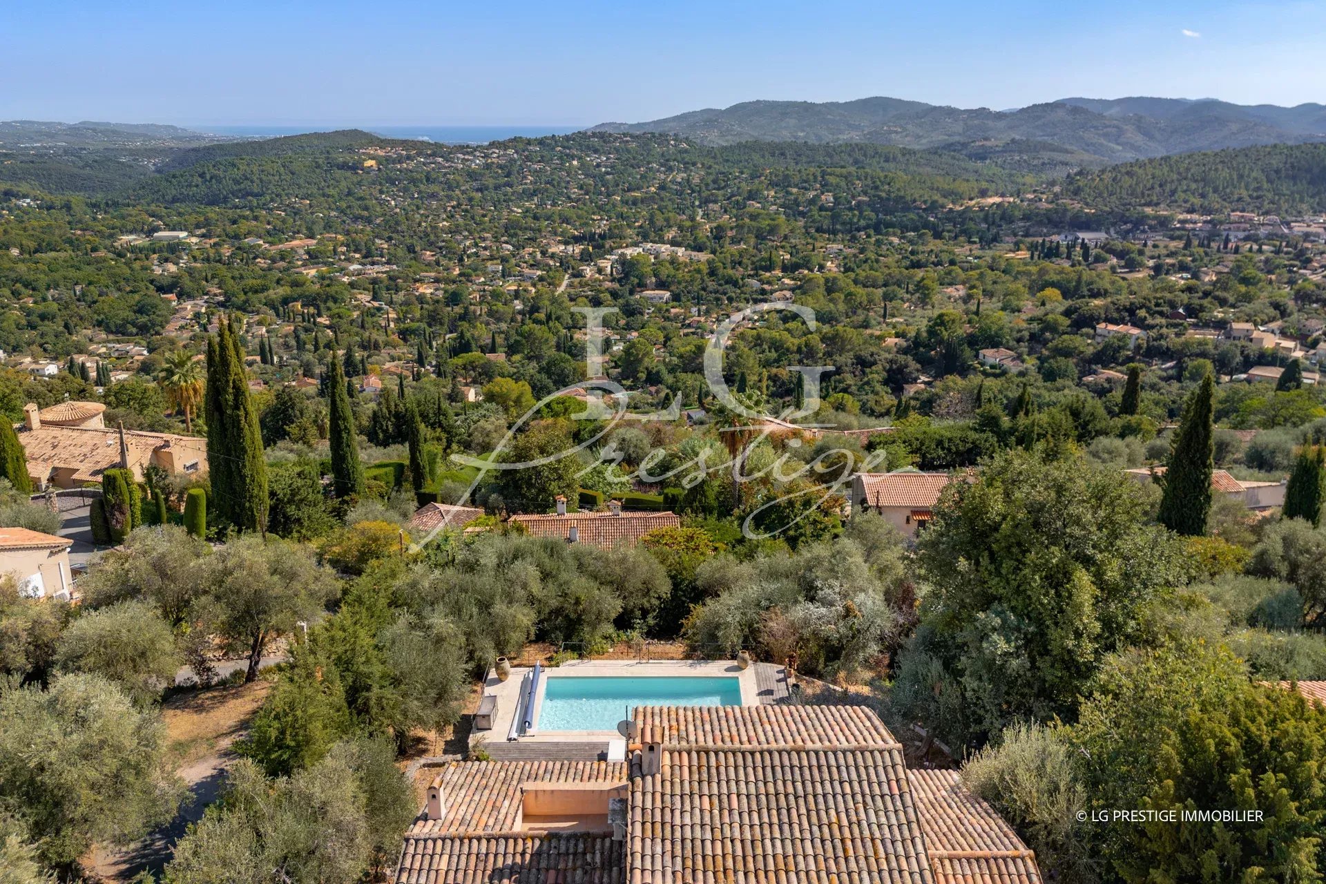 Villa with sea view in Spéracèdes Panoramic view of a villa with swimming pool and green landscape in Spéracèdes.