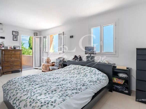 Room in a modern villa with double bed and balcony, sea view in Spéracèdes.