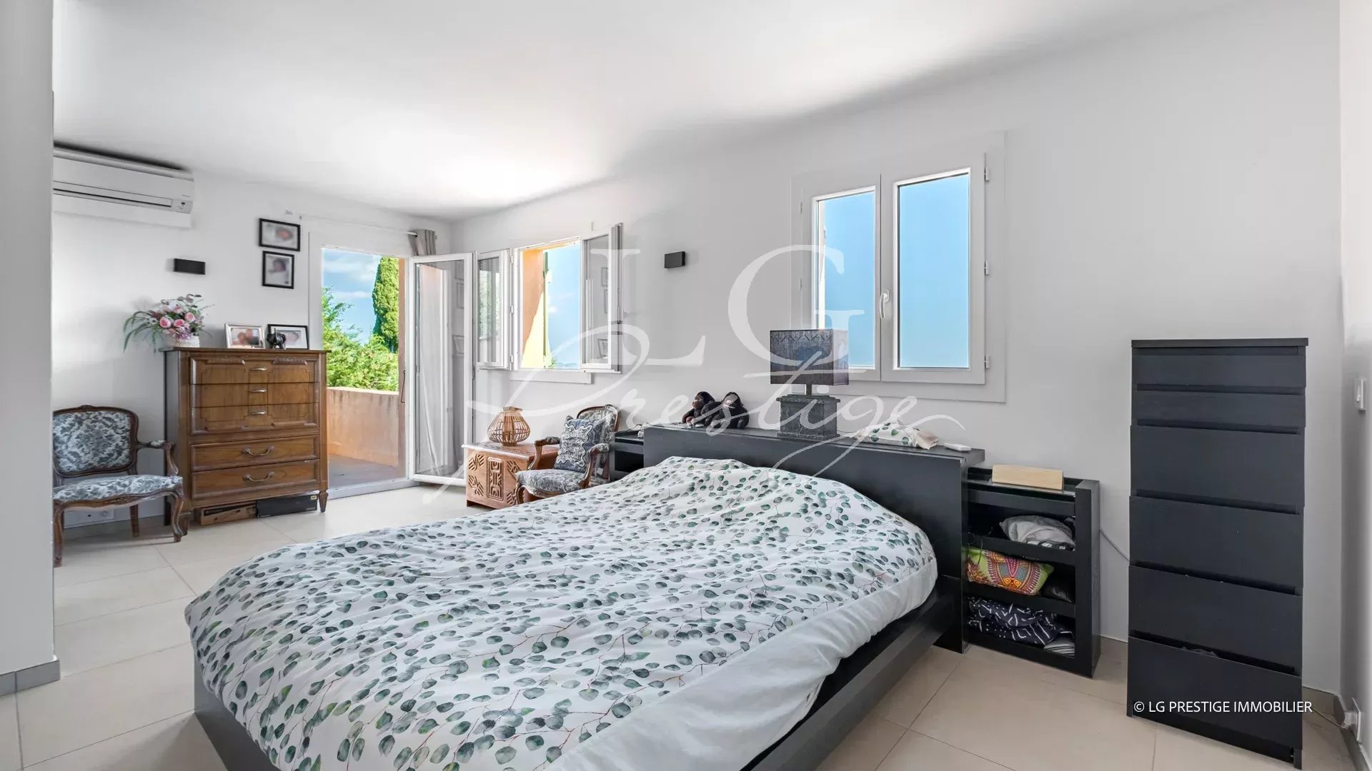 Villa room with sea view Room in a modern villa with double bed and balcony, sea view in Spéracèdes.