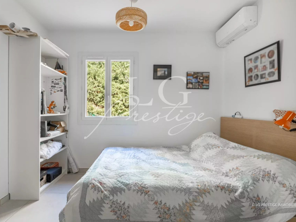 Bedroom in a villa in Spéracèdes with bed and shelves.