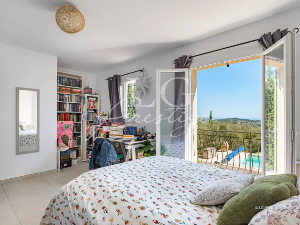 Bright room with sea view and access to the swimming pool in Spéracèdes.