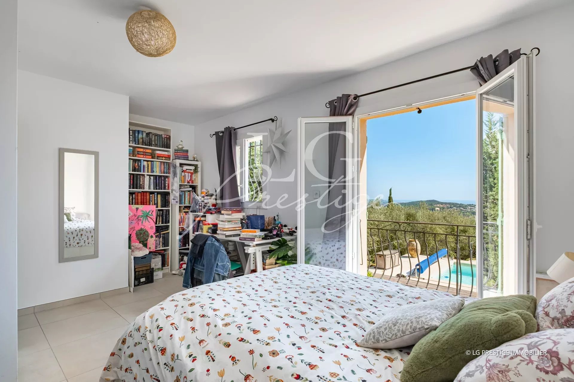 Room with sea view Bright room with sea view and access to the swimming pool in Spéracèdes.