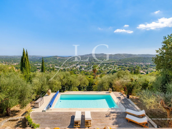 Unobstructed view of a swimming pool and green hills from a villa in Spéracèdes.