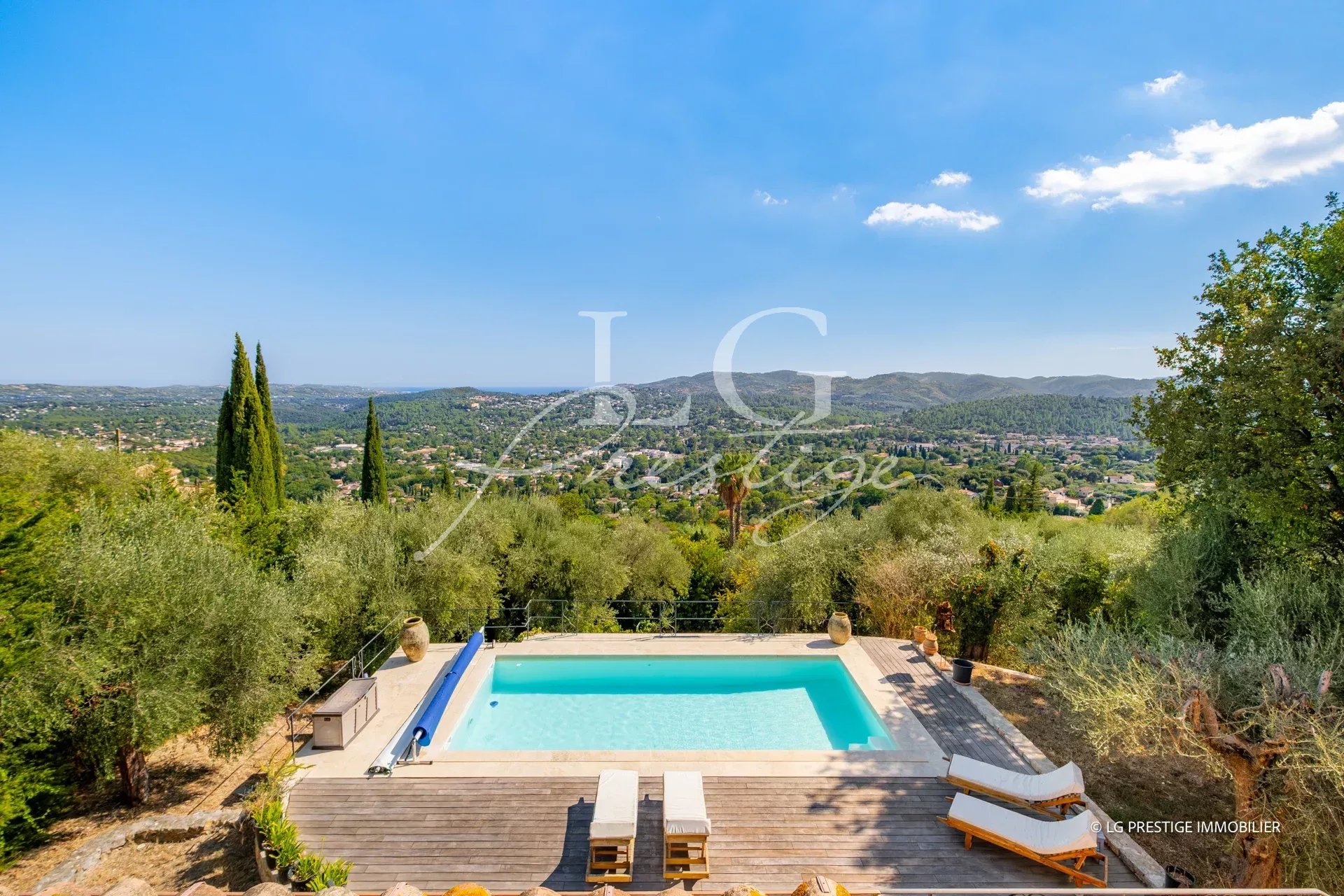 Villa with sea view in Spéracèdes Unobstructed view of a swimming pool and green hills from a villa in Spéracèdes.
