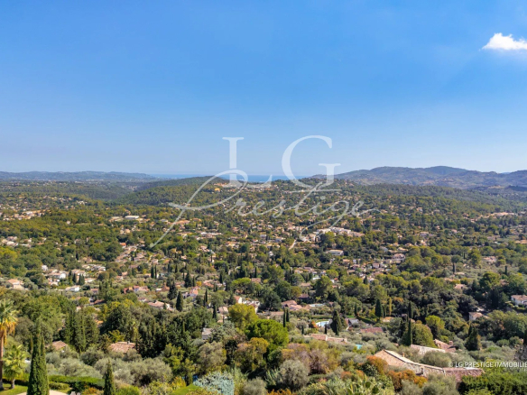 Panoramic view of the Spéracèdes region with hills and houses, sea in the distance.