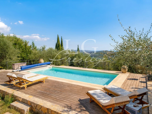 Swimming pool with sun loungers and sea view in Spéracèdes