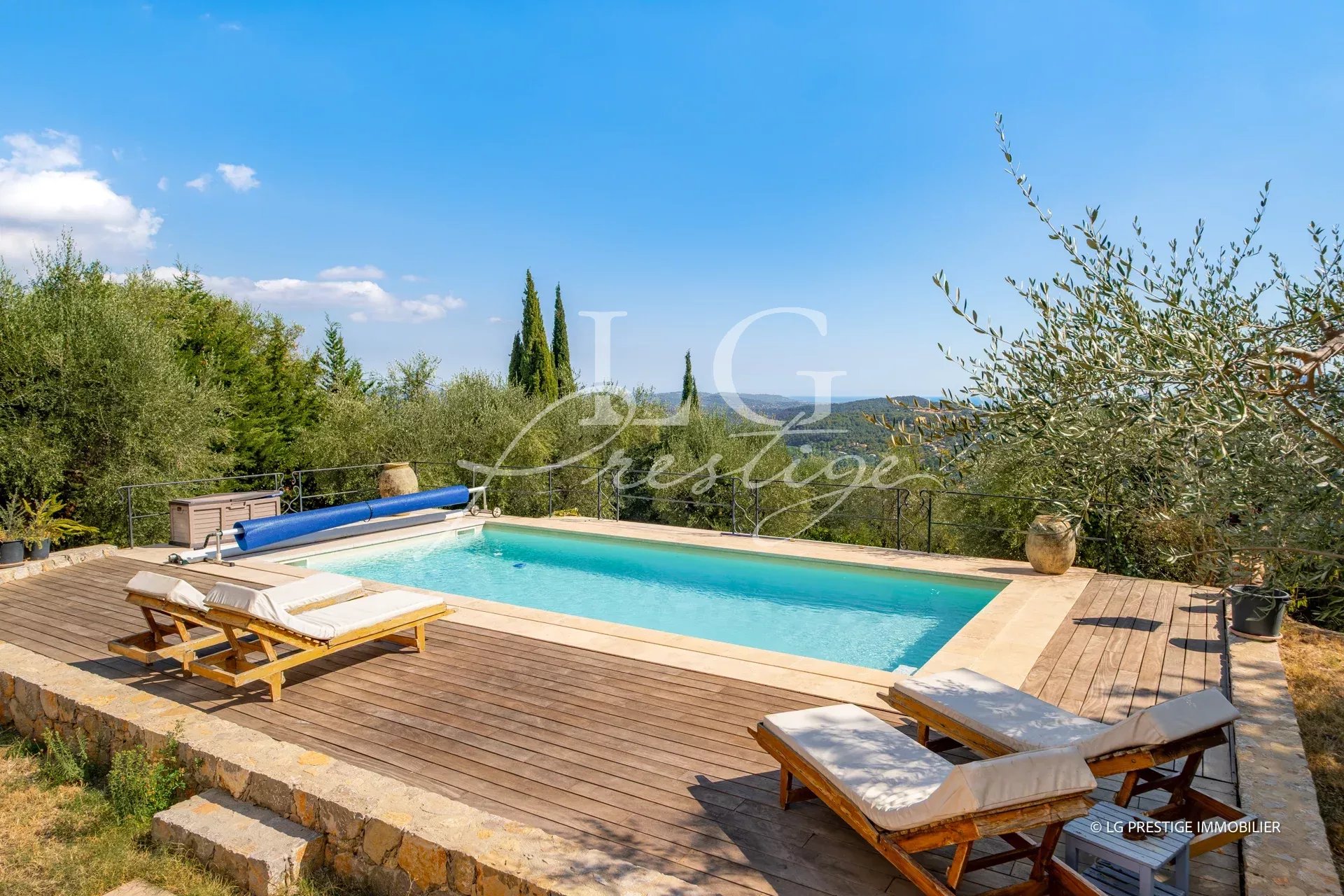 Villa with pool and sea view Swimming pool with sun loungers and sea view in Spéracèdes