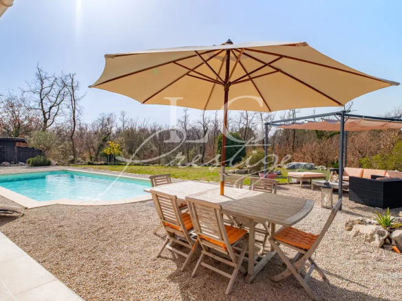 Villa plain-pied avec piscine et espace extérieur à Callian, entourée de verdure.