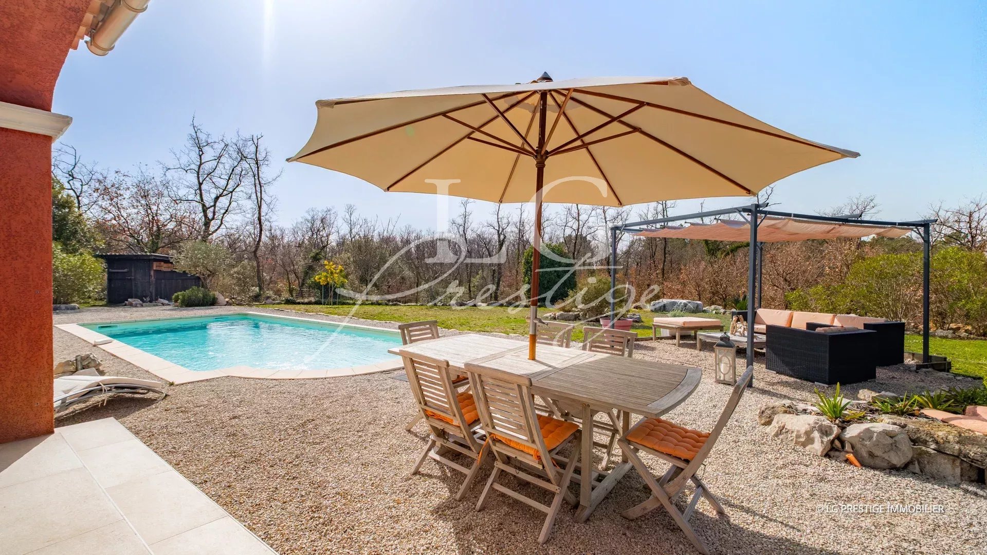 Villa avec piscine à Callian Villa plain-pied avec piscine et espace extérieur à Callian, entourée de verdure.