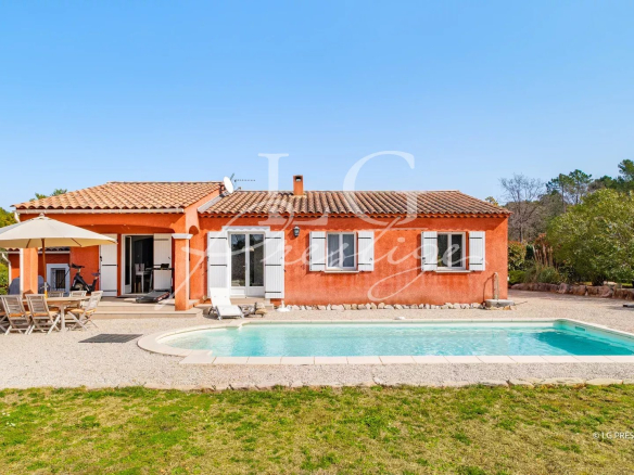Villa de plain-pied avec piscine et jardin à Callian, entourée de verdure.