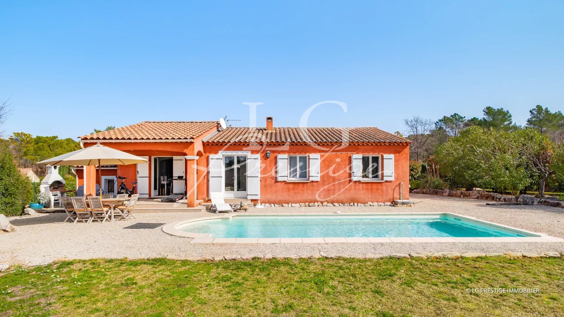 Villa plain-pied à Callian avec piscine Villa de plain-pied avec piscine et jardin à Callian, entourée de verdure.