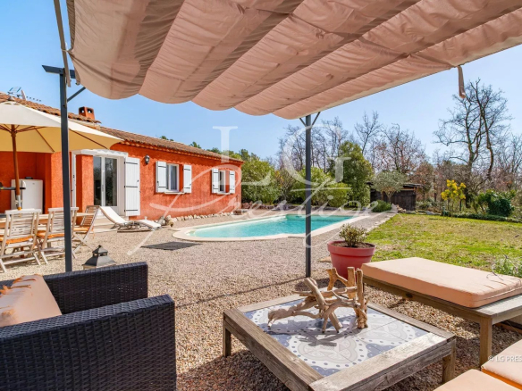 Villa de plain-pied à Callian avec piscine et jardin paysager, en lisière de forêt.