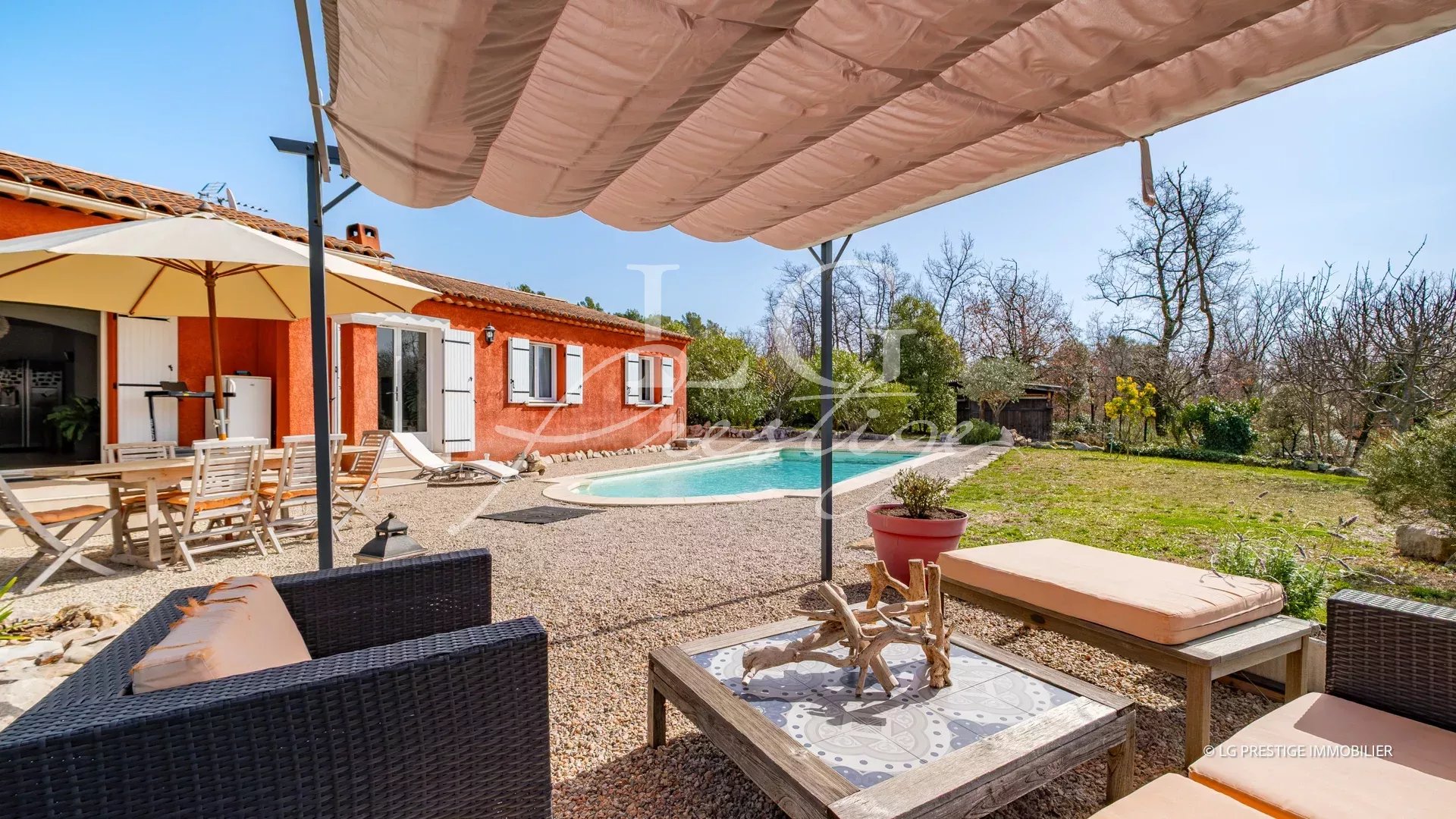 Villa plain-pied avec piscine à Callian Villa de plain-pied à Callian avec piscine et jardin paysager, en lisière de forêt.
