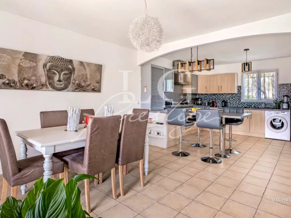 Intérieur d'une villa à Callian avec cuisine ouverte et salle à manger