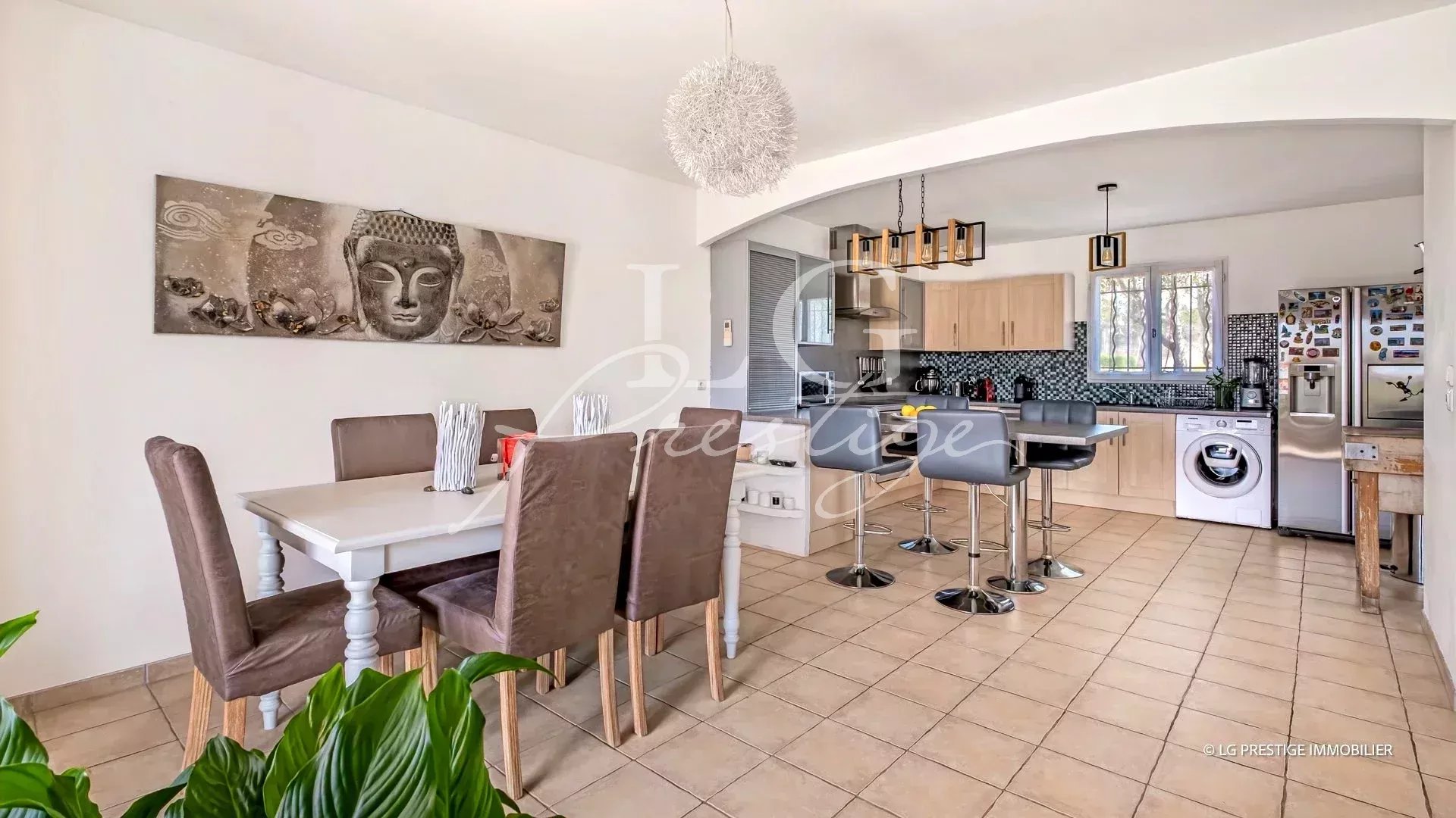 Intérieur d’une villa à Callian Intérieur d'une villa à Callian avec cuisine ouverte et salle à manger
