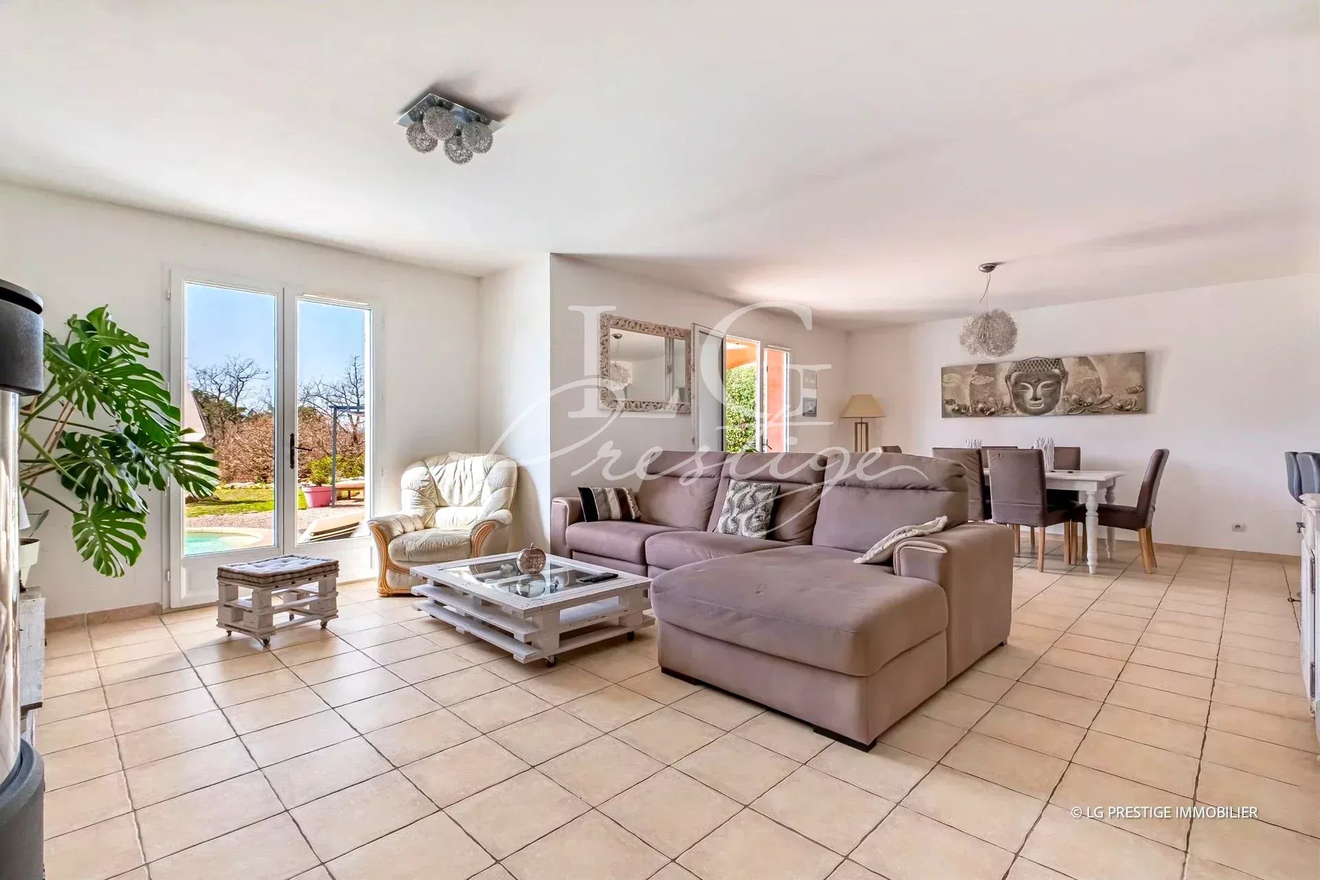 Intérieur d’une villa à Callian Intérieur d'une villa de plain-pied avec salon lumineux et mobilier moderne.