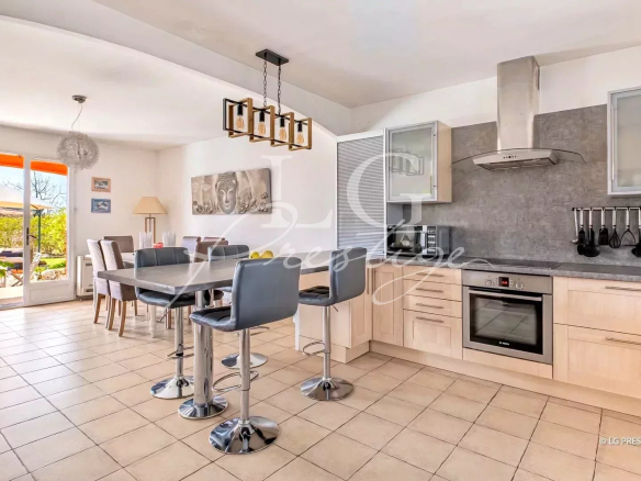 Cuisine moderne avec salle à manger, équipée et lumineuse, dans une villa à Callian.