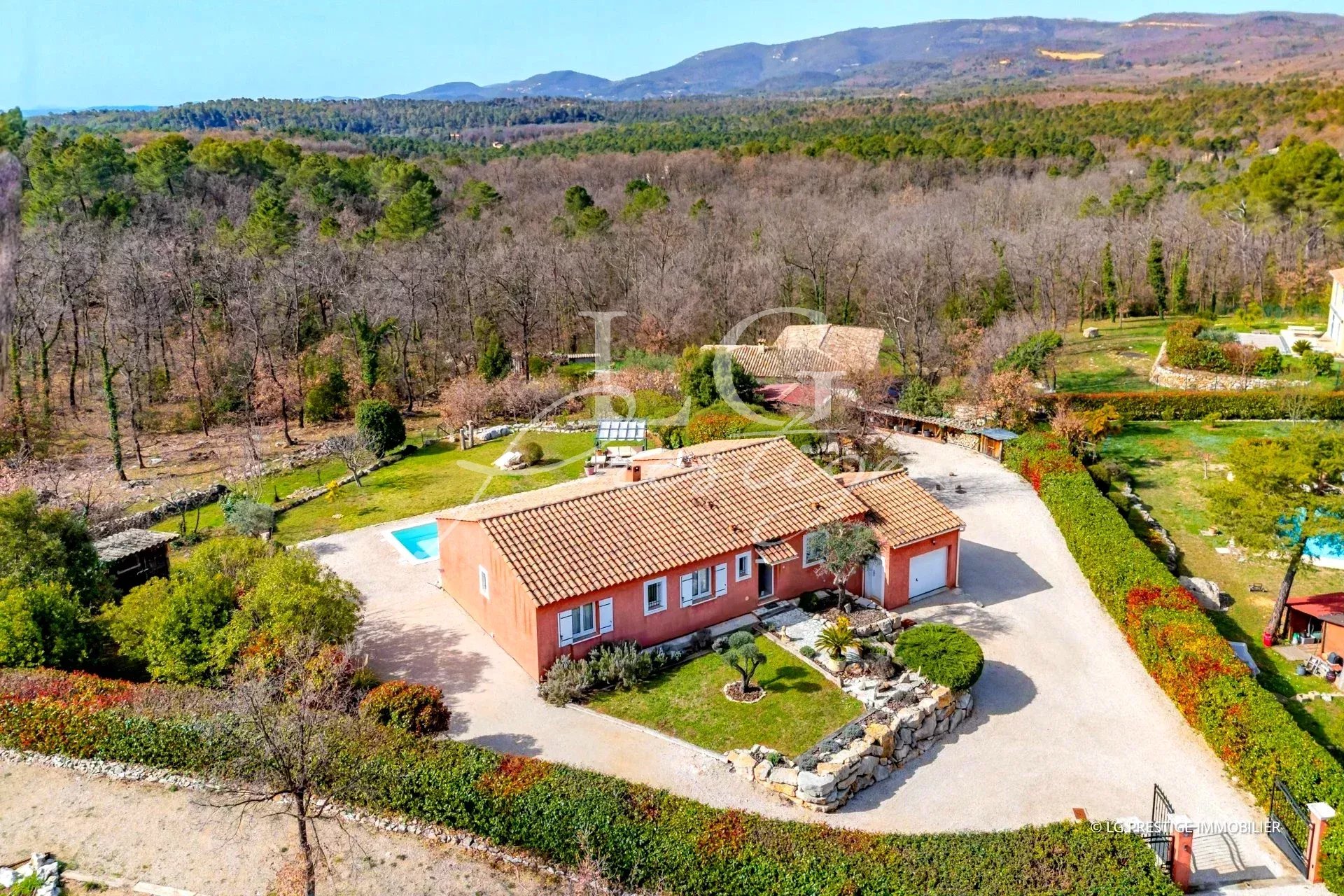 Villa plain-pied à Callian Villa de plain-pied avec piscine et jardin paysager à Callian, entourée de forêt.