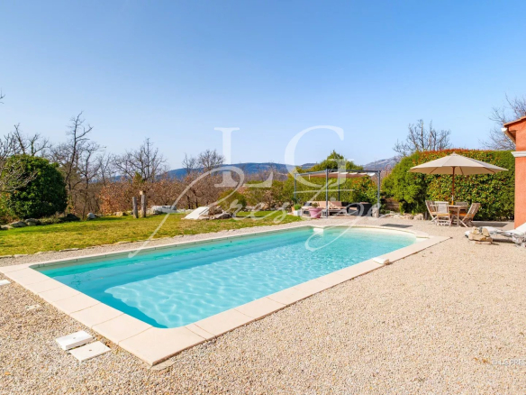 Villa de plain-pied avec piscine dans un environnement calme à Callian, entourée de verdure.
